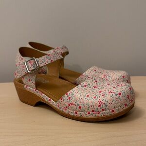 Art Class Floral Clogs (fits like a W5)